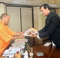 Exclusicve Meeting Of Mega Star Ravi Kishen & Uttar Pradesh CM Shri Yogi Adityanath