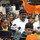 Shivsena’s agitation against potholes in a Unique way, leaded by Jitendra Janaunve