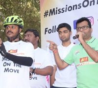 AmpleMissiion Founder Aneel Muraraka, Siddhaanth Murarka Felicitates Mayur Dumasia with MP Gajanan Kirtikar and Swapnil Tembwalkar