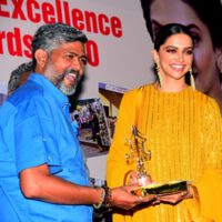 DEEPIKA PADUKONE Give Sunil Kandare Senior PTI PHOTOGRAPHER AWARD At PHOTOGRAPHERS AWARDS FUNCTION At MUMBAI PRESS CLUB