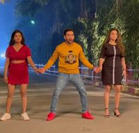 मस्ती के मूड में दिखे निरहुआ –  अक्षरा सिंह –  श्रुति राव प्रयागराज की सड़क पर  वायरल हुआ वीडियो