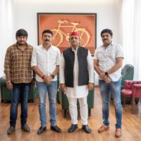 देसी स्टार समर सिंह ने उत्तर प्रदेश के पूर्व मुख्यमंत्री अखिलेश यादव से की अनौपचारिक मुलाकात